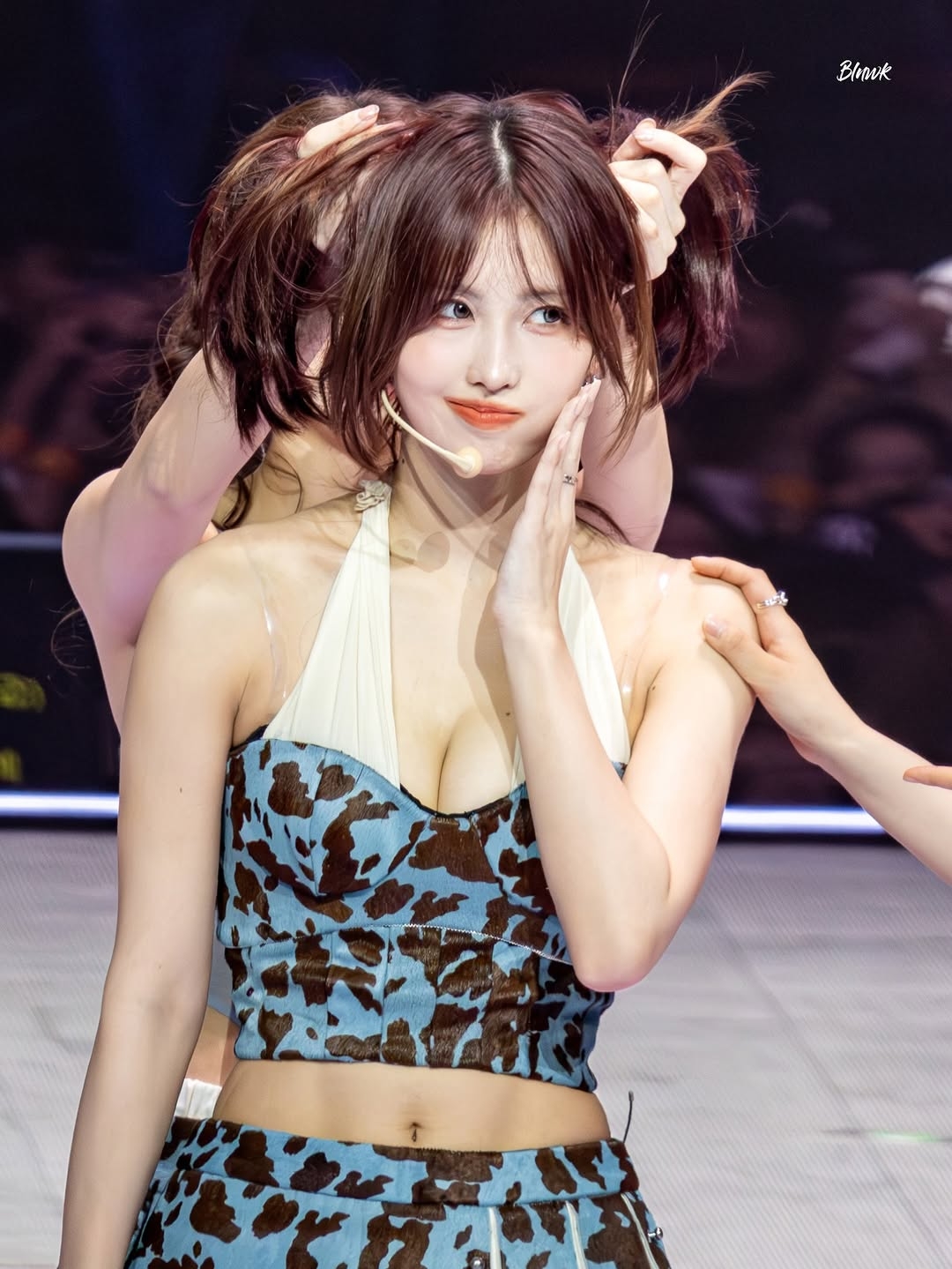 트와이스 모모 하늘색 젖소무늬 란제리룩 아찔한 가슴골 노출