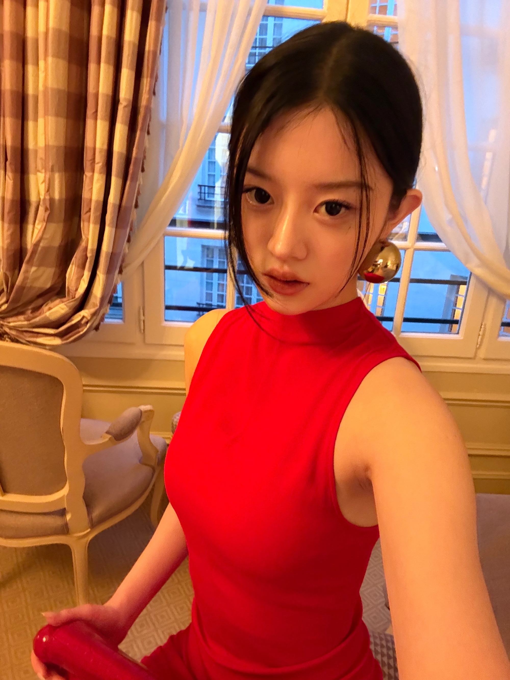 아일릿 민주 강렬한 빨간 민소매 드레스 겨드랑이 페로몬