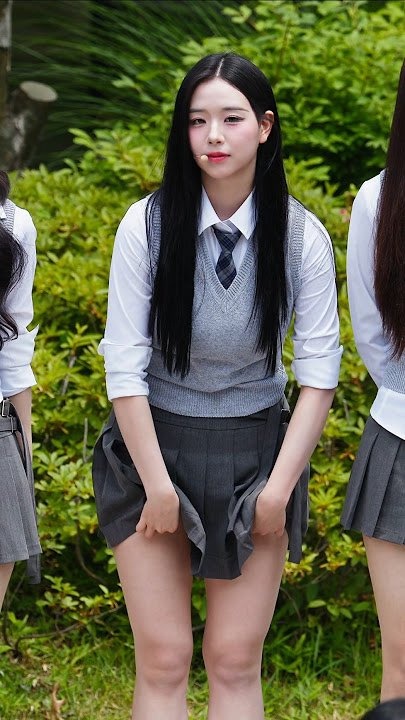 버스터즈 시절 김채연...교복 치마 살짝 걷어올리는 허벅지 1장