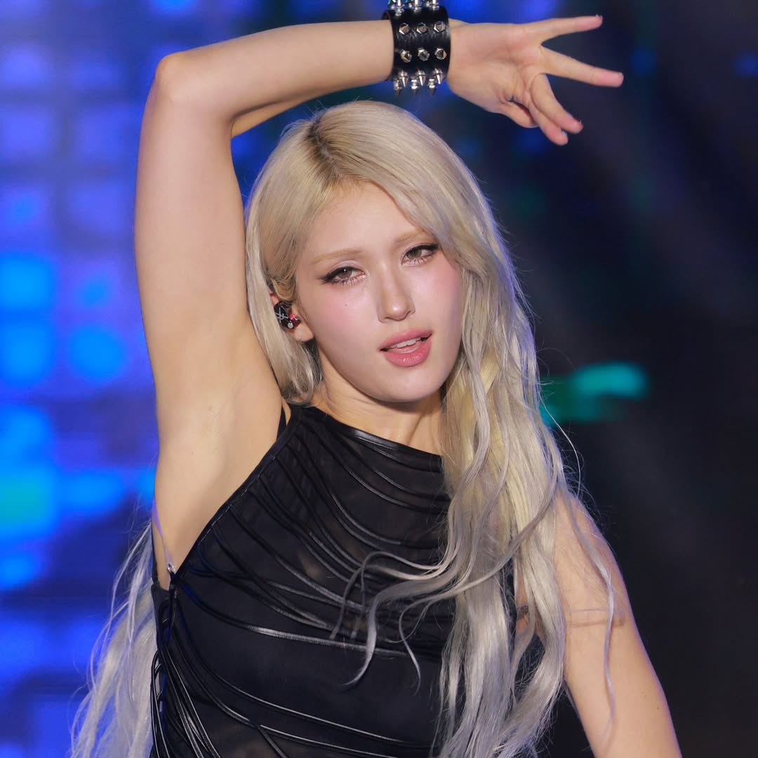 기립근 등짝을 노출한 블랙 란제리룩 전소미 땀 맺힌 겨드랑이