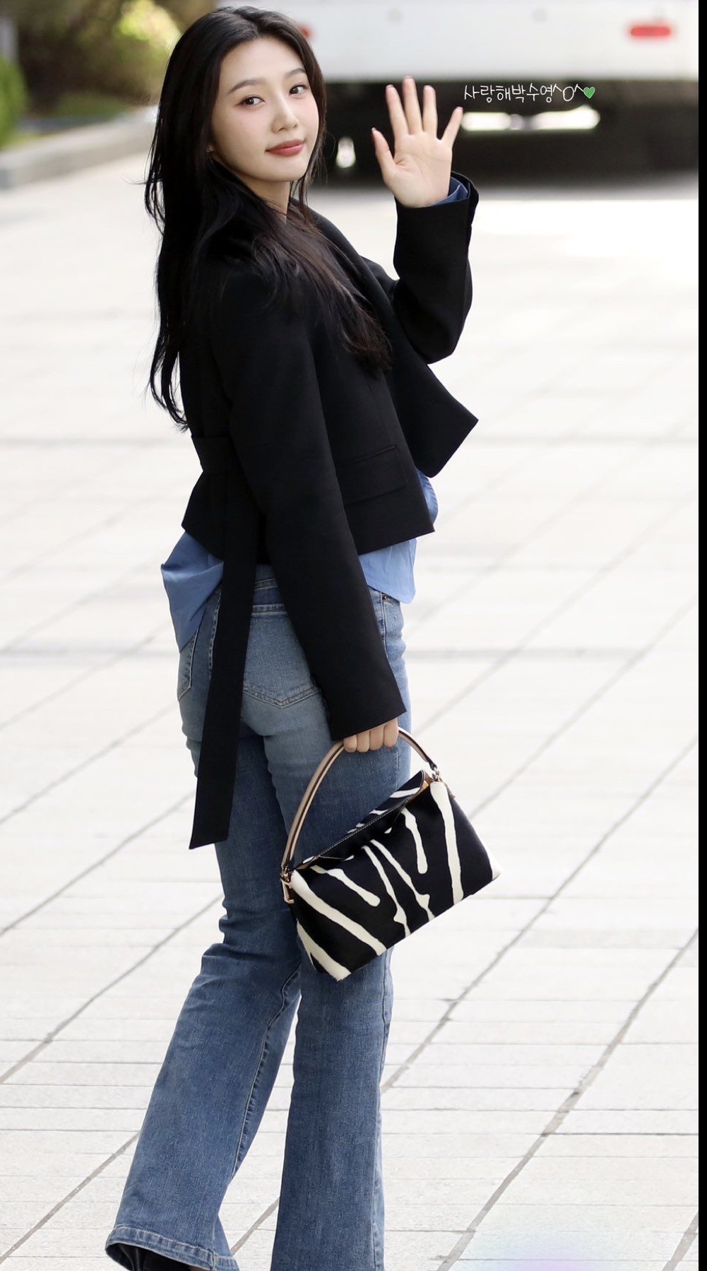 [레드벨벳] 출근하며 뒤돌아보는 조이 청바지 뒤태 엉덩이핏