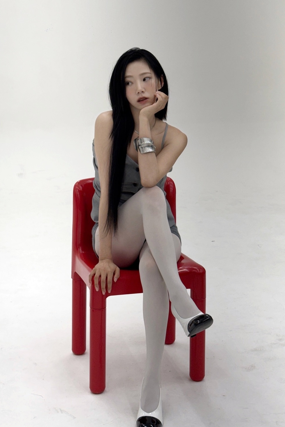 우주소녀 여름 회색 끈나시 + 흰 스타킹 허벅지 각선미 - 인스타