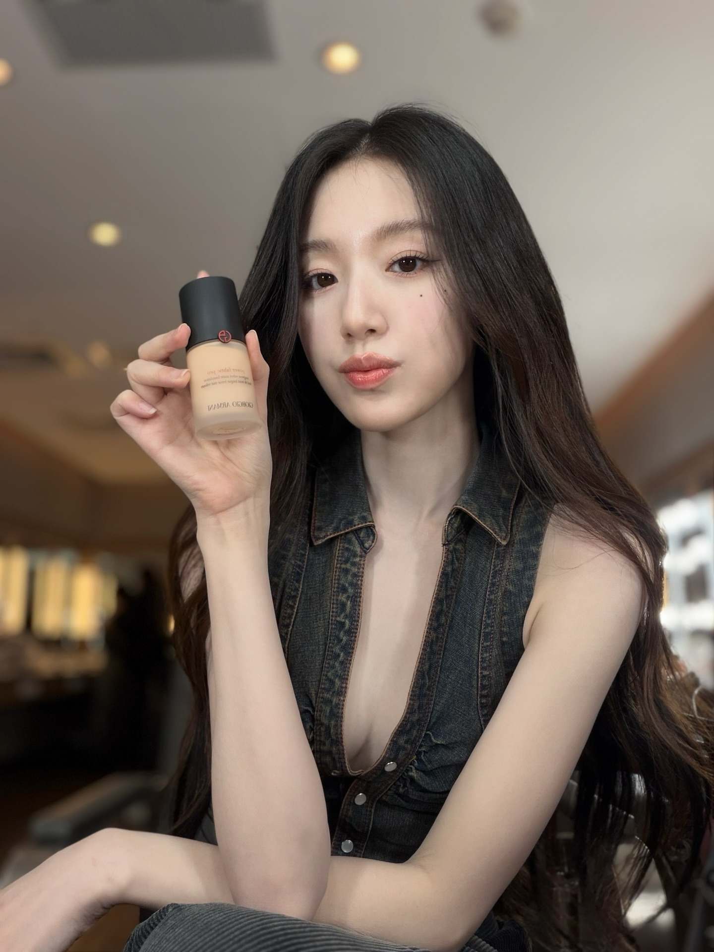 화장품 홍보하는 백옥피부 슈화...시원한 데님 조끼 몽글한 가슴골