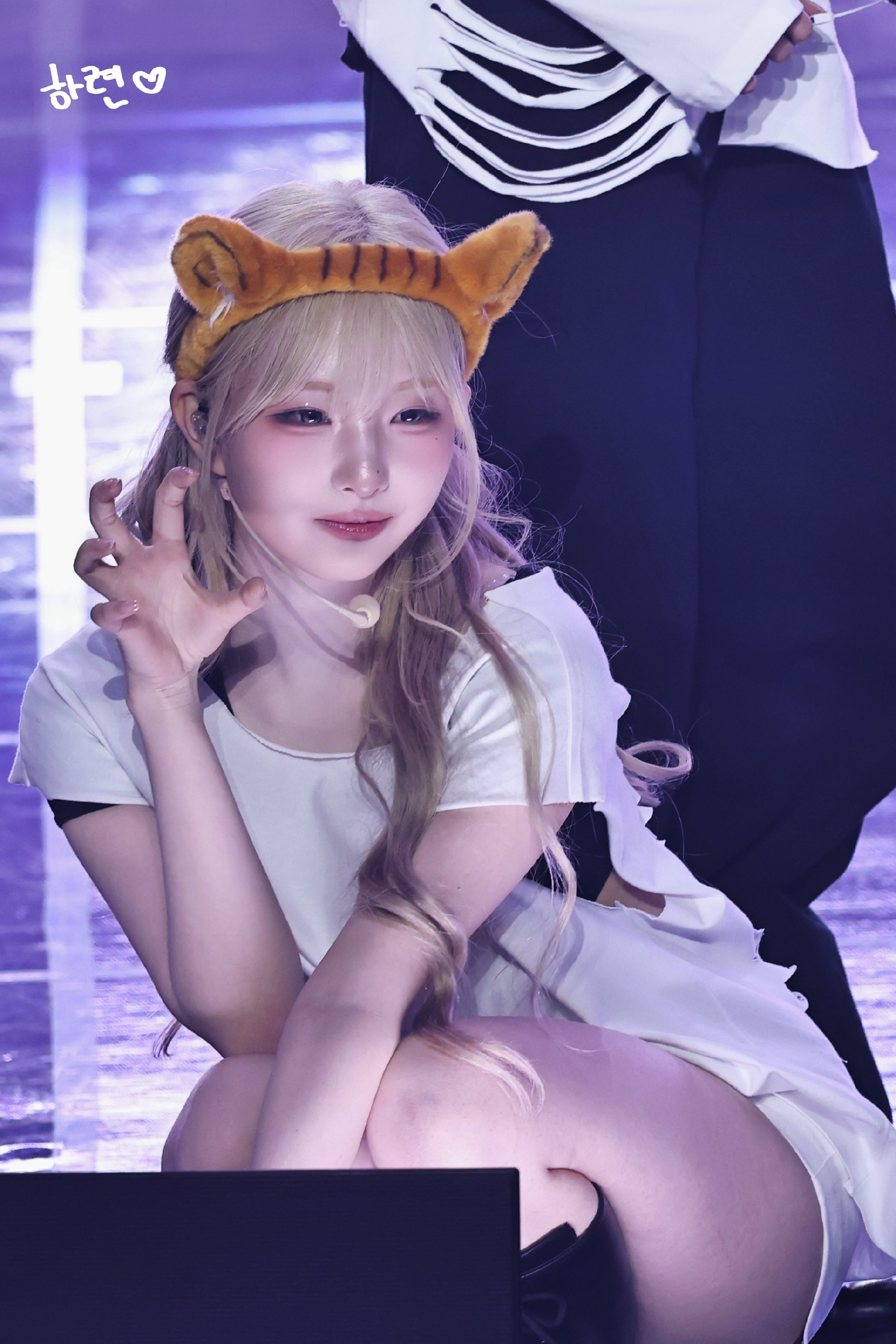 호랑이 머리띠하고 쪼그려앉은 트리플에스 정하연 꿀허벅지