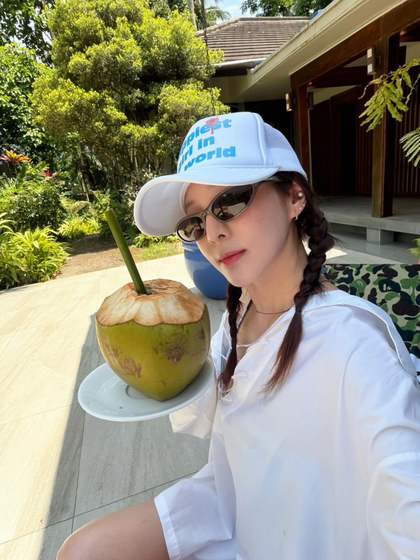 하늘색 밀리터리 끈비키니 입은 산다라박 은근히 실한 엉덩이