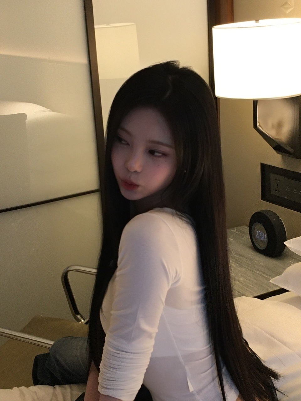 속이 은근히 비치는 흰 크롭티 + 청바지 이안 요염한 자태 - 위버스