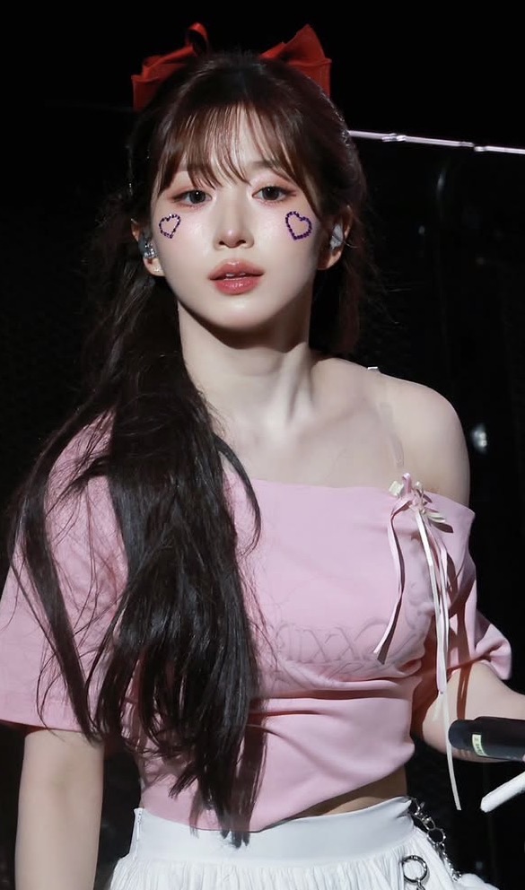 [엔믹스] 원오프숄더 의상 입고 은근한 리더미 보여주는 해원