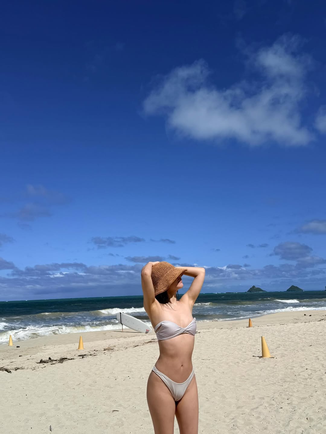 마마무 솔라 외국 해변에서 화끈한 튜브탑 비키니 몸매 ㅗㅜㅑ