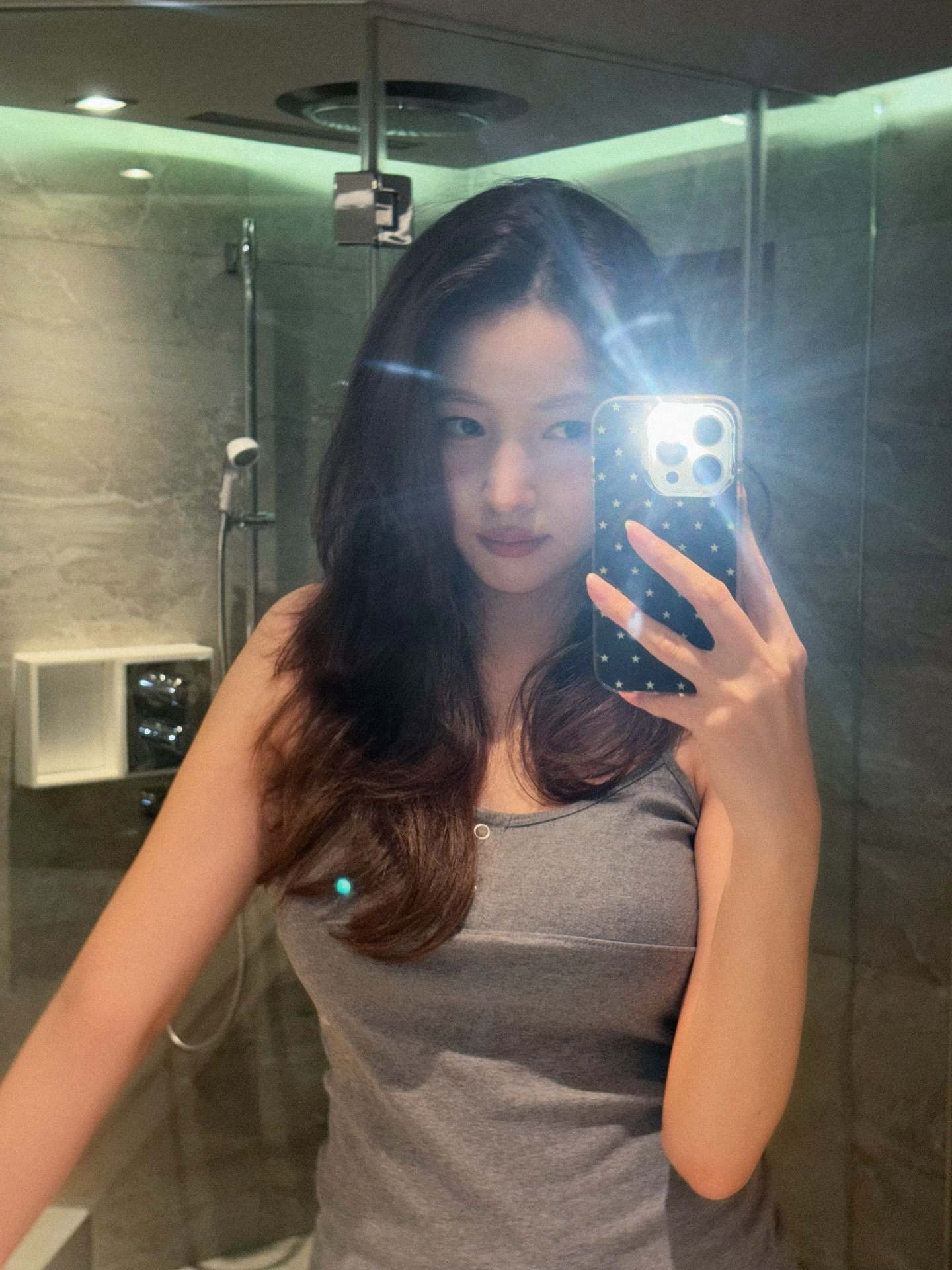 화장실 거울 셀카 찍은 여자친구 소원 묵직한 회색 끈나시 볼륨