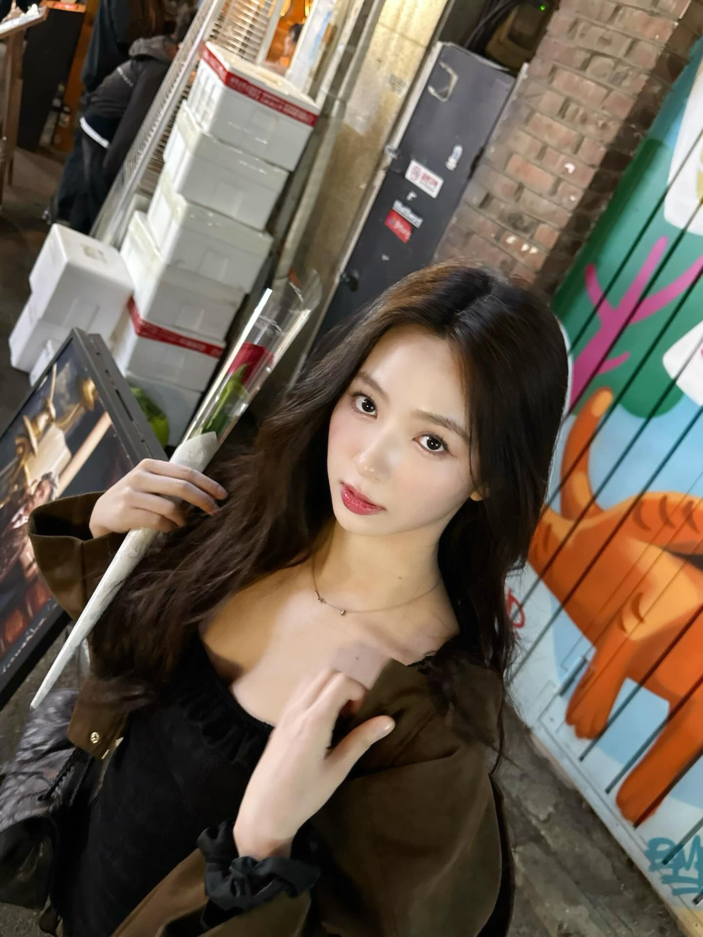 체리블렛 지원 무스탕 속 블랙 슬립 아찔한 가슴골