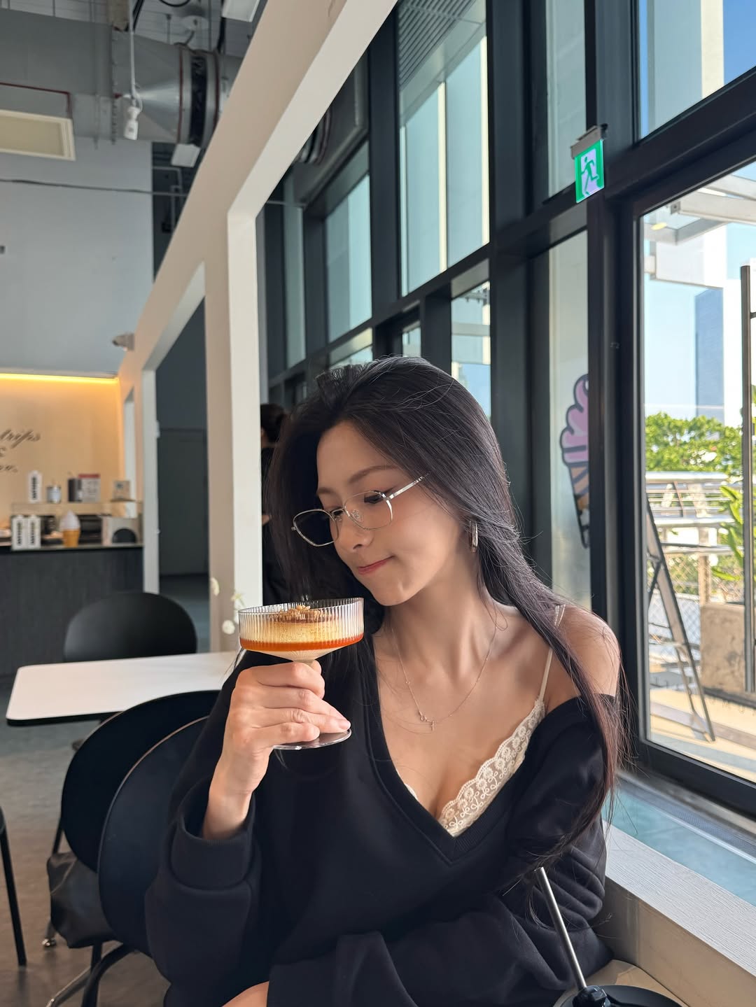 [에이핑크] 오하영 흰 레이스 캐미솔 몽글한 가슴골 + 회색 돌핀