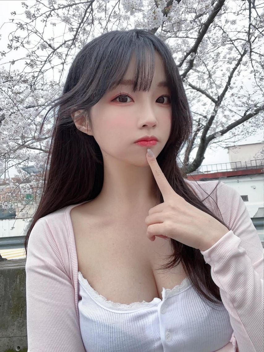 꽃놀이 간 BJ 코코 깊게 파인 흰티 묵직한 가슴골 노출