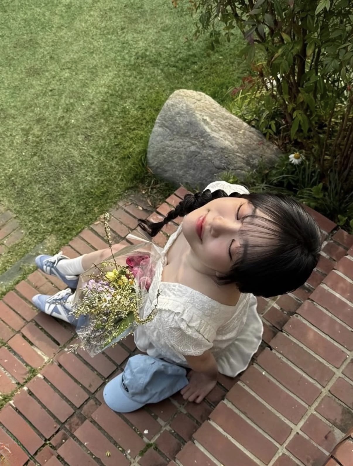 고개 위로 젖혀서 쳐다보는 조유리 흰 블라우스 몽글한 가슴골