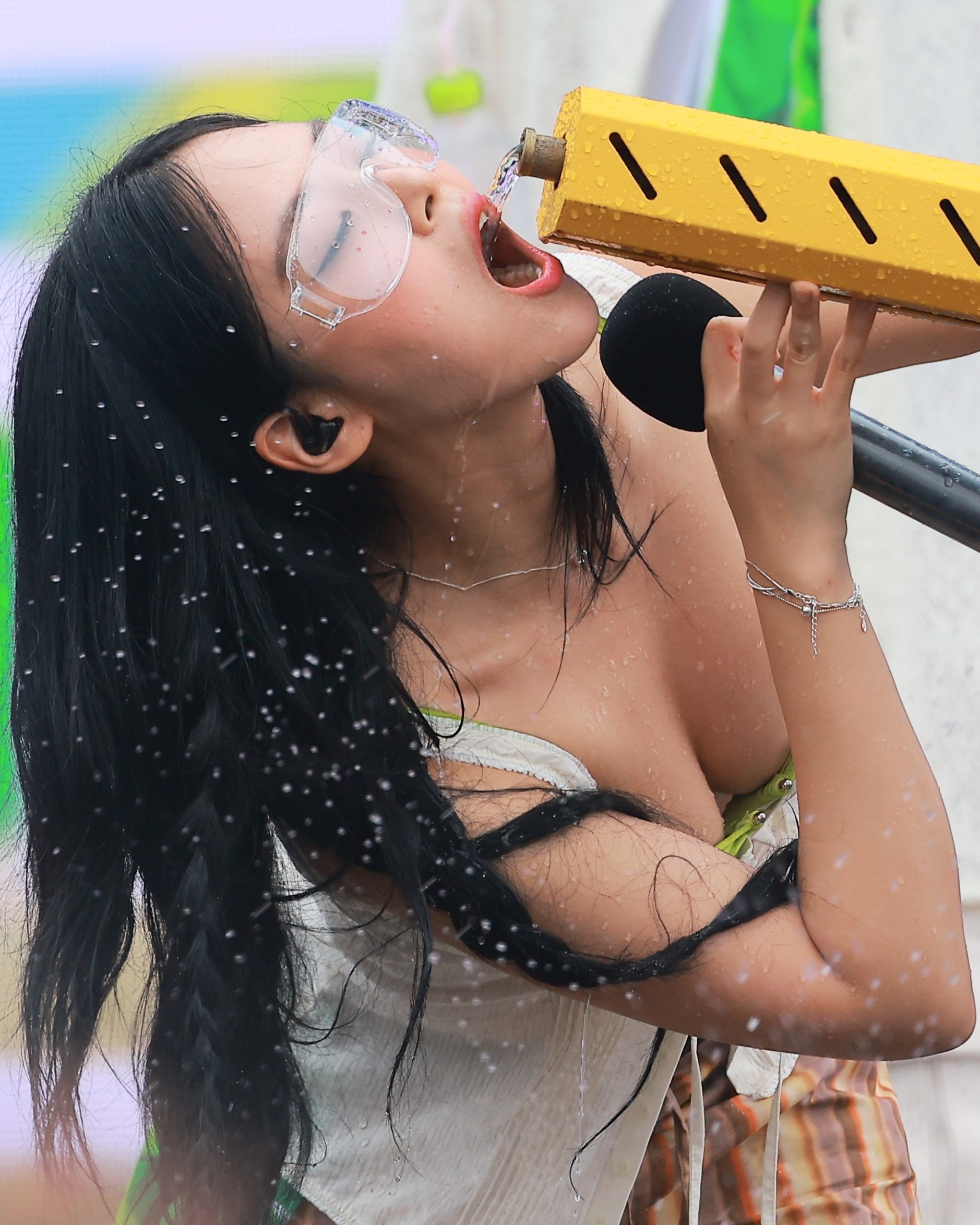 워터밤 물대포에 입 크게 벌리고 마시는 비비 연두색 비키니 가슴골