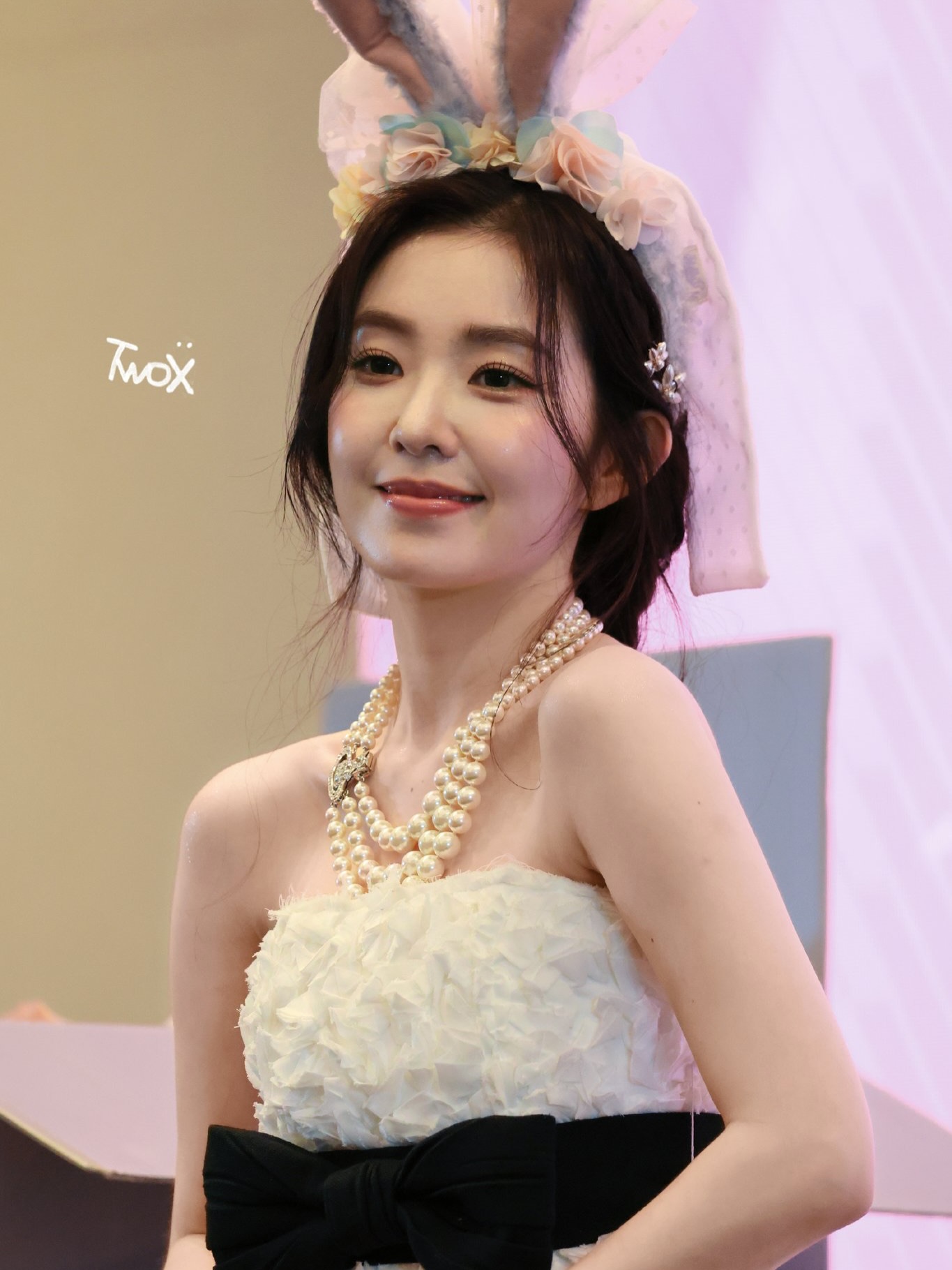 검정 리본  순백색 프릴 오프숄더 입은 바니걸 아이린 겨드랑이