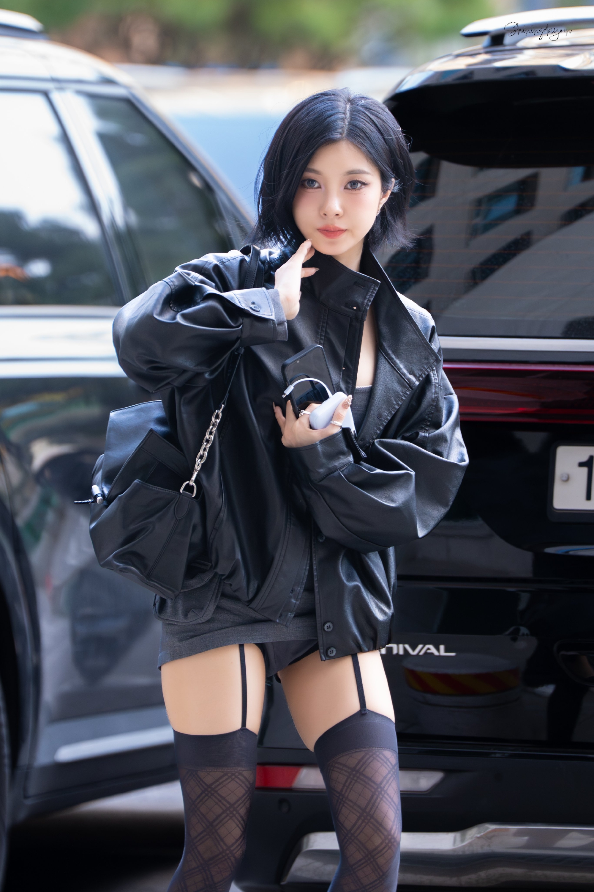 출근하는 케플러 김다연 말려올라간 회색 초미니 가터벨트 야벅지