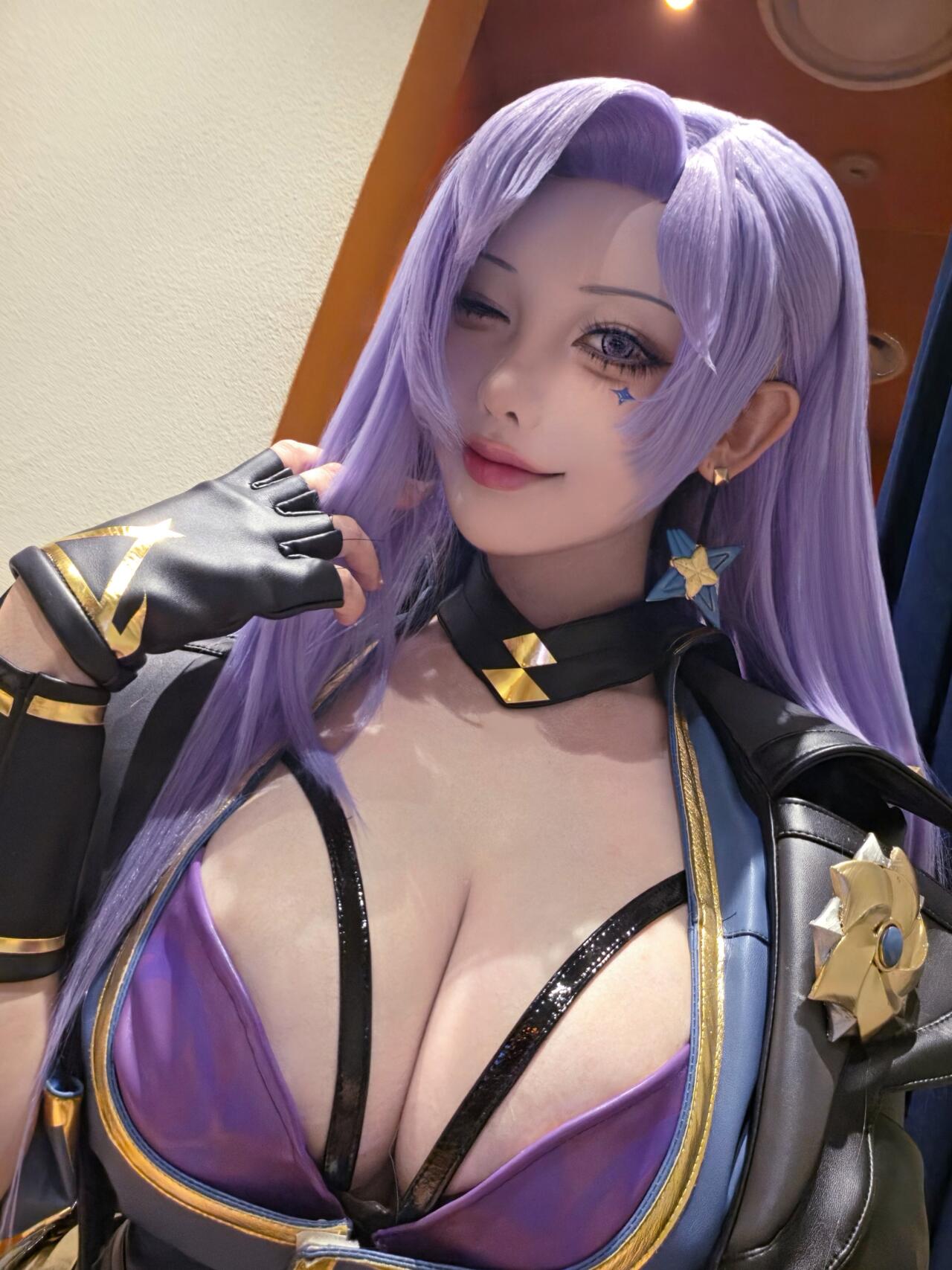 코스프레한 야살 보라색 란제리 + 하네스끈 거대한 가슴골