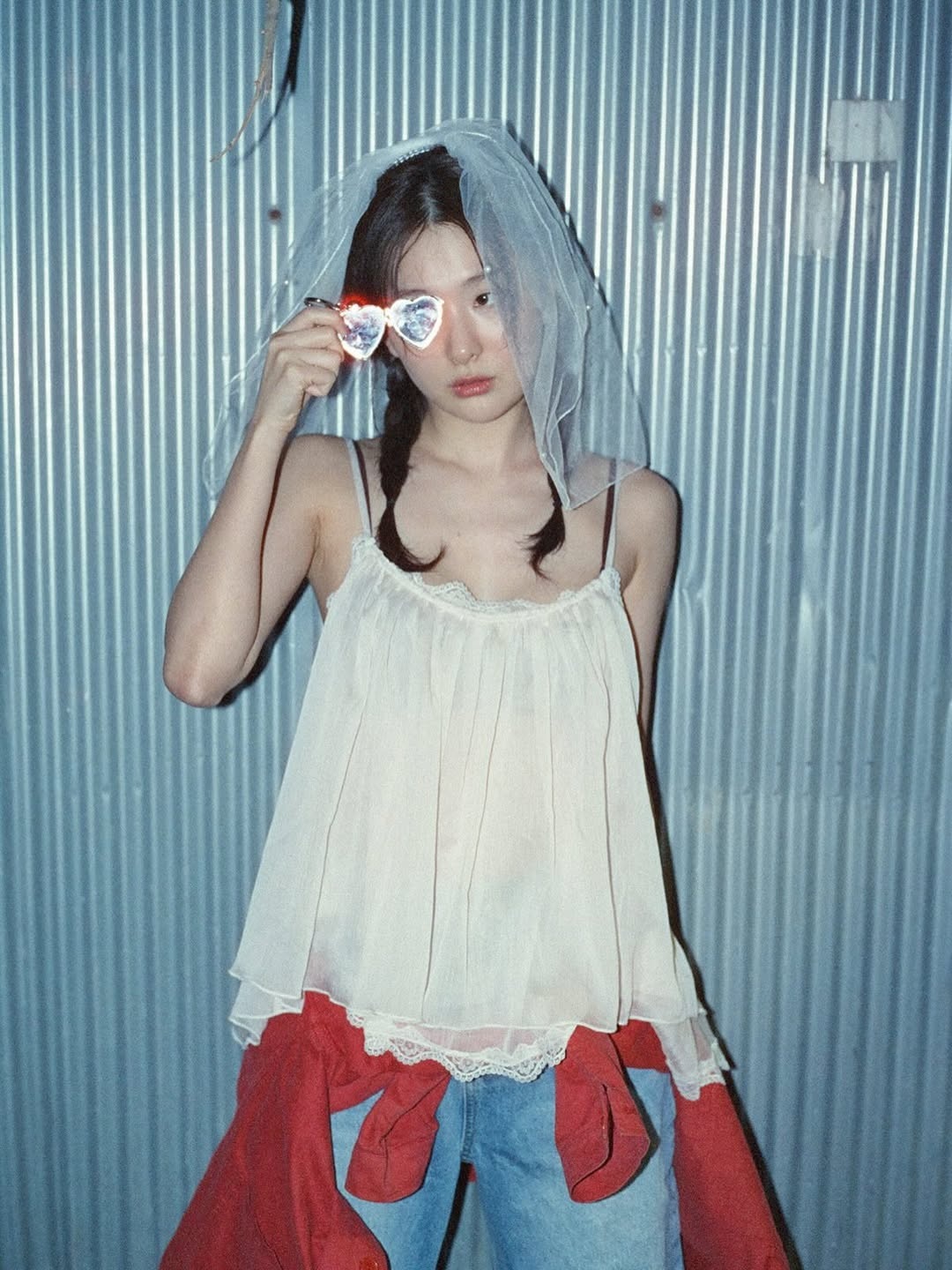 [레드벨벳] 슬기 갈색 브라끈 삐져나온 흰 캐미솔 몽글한 가슴골