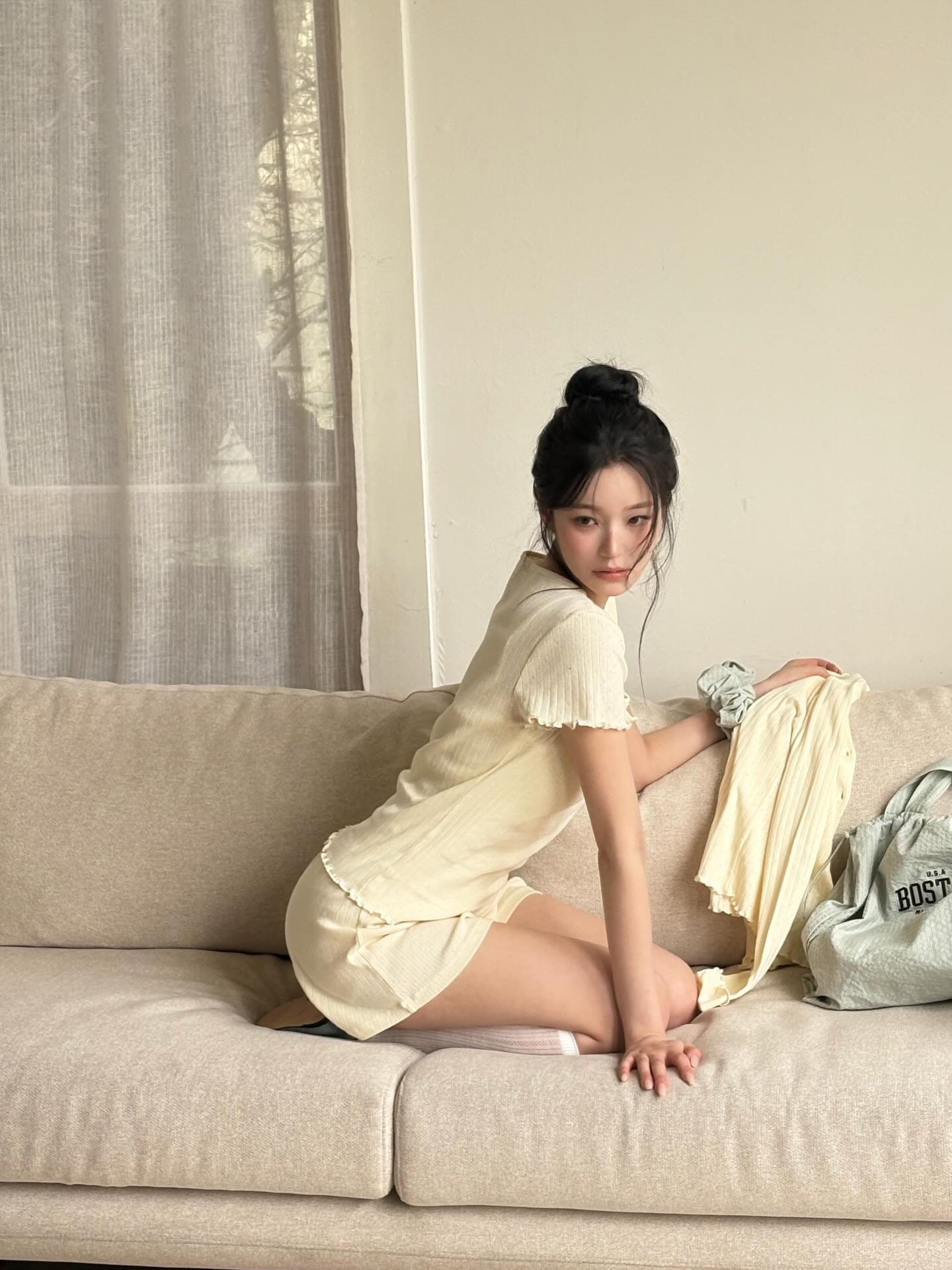 프로미스나인 똥머리 백지헌 아이보리색 돌핀팬츠 은근한 힙라인