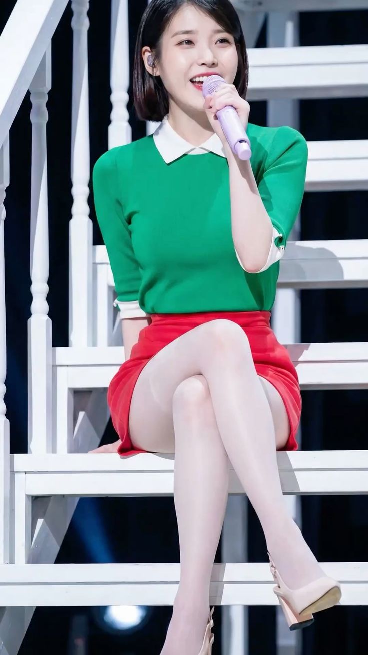 수박바 같은 단발 아이유...계단에 앉은 뽀얀 초미니 허벅지 각선미