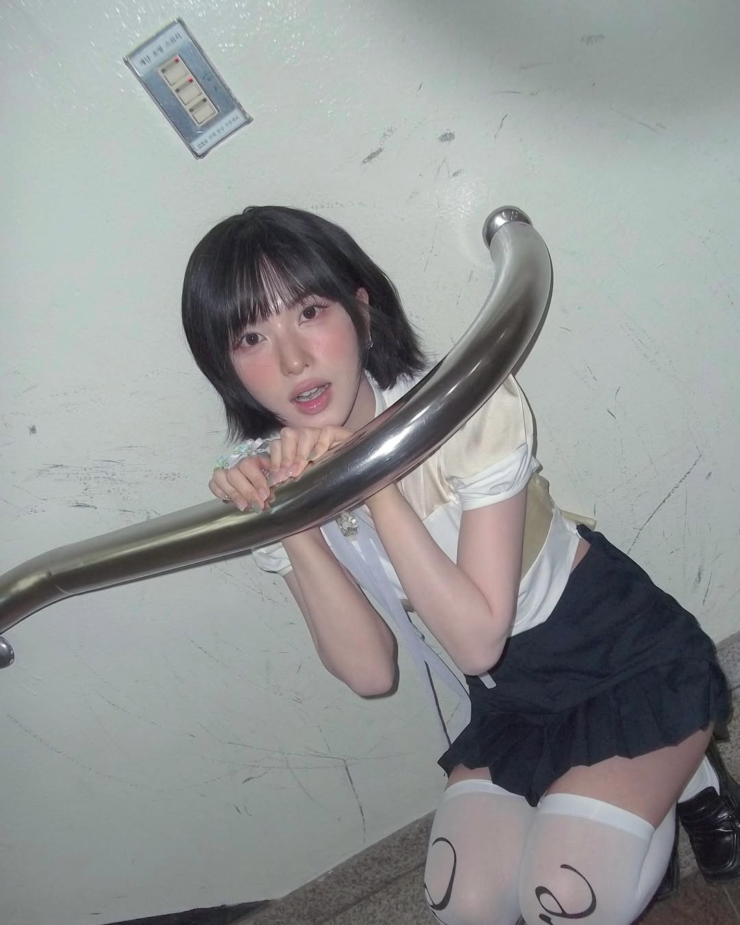 뮤뱅 그 복도 그 손잡이에 들어간 엔믹스 배이 흰 니삭스 꿀벅지