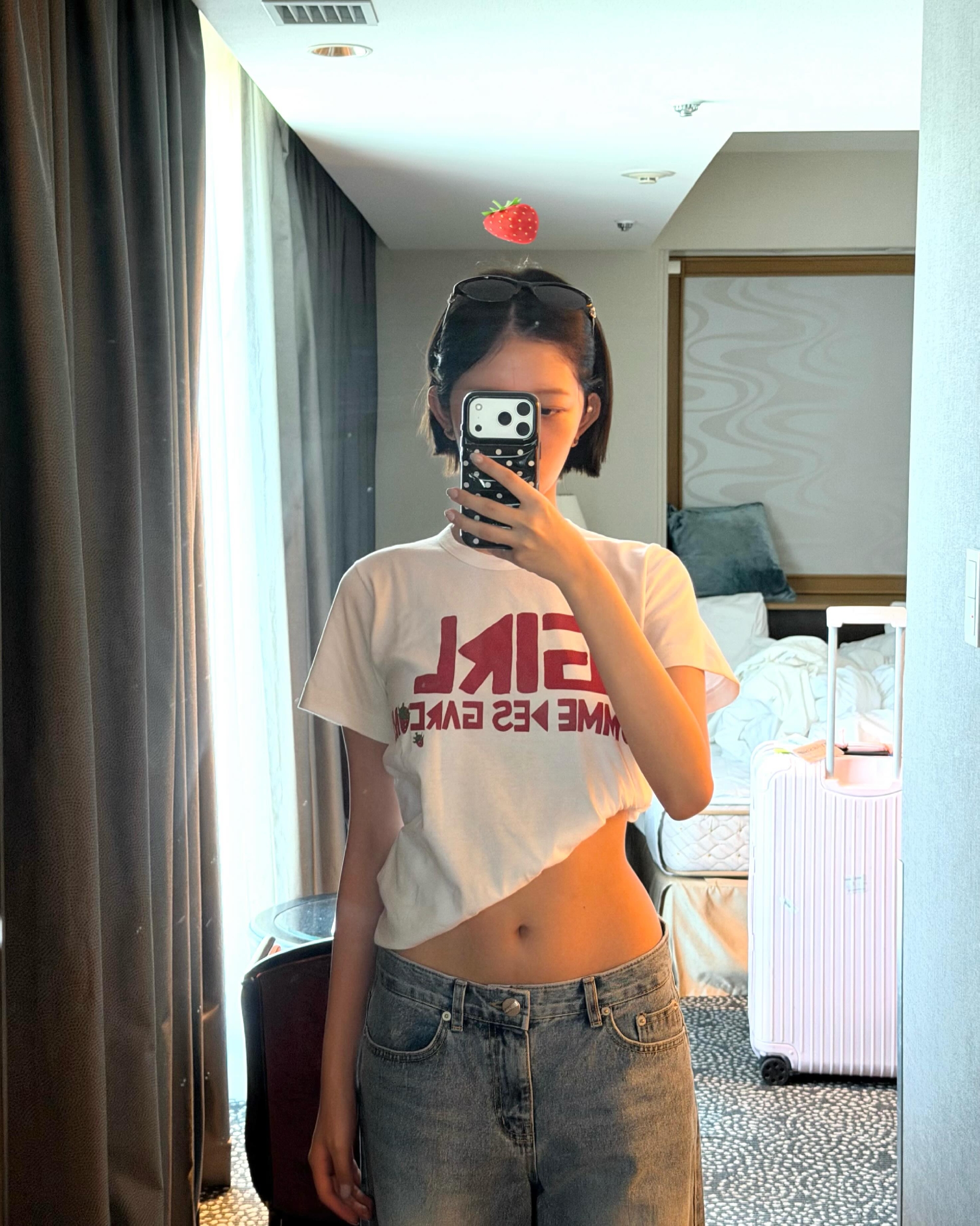 아이브 레이 거울셀카 말아올린 흰티 복부 야꼽 골반라인 ㄷㄷ