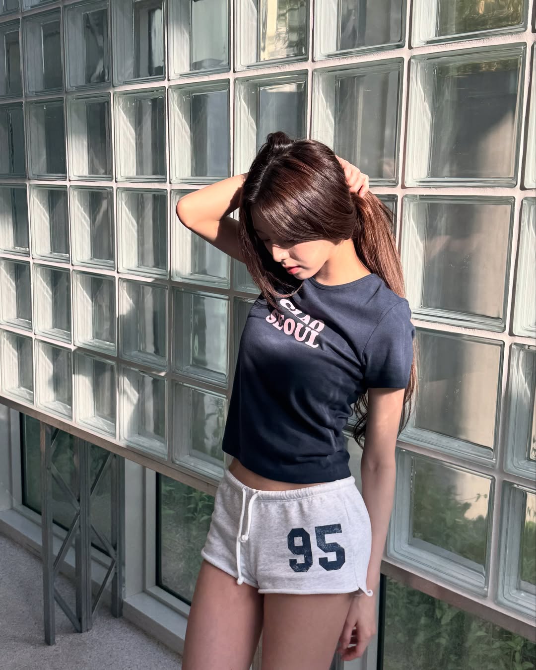있지 유나 95번 화이트 돌핀팬츠 시원한 허벅지 각선미 - 인스타