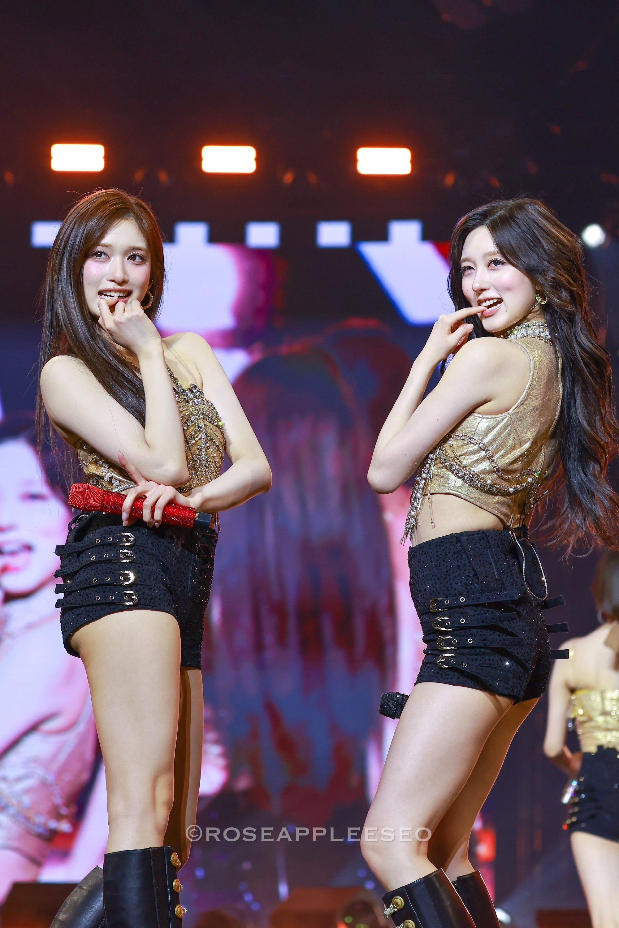 어제자 아이브 콘서트 이서 가을 황금빛 란제리 + 검정핫팬츠 엉벅지