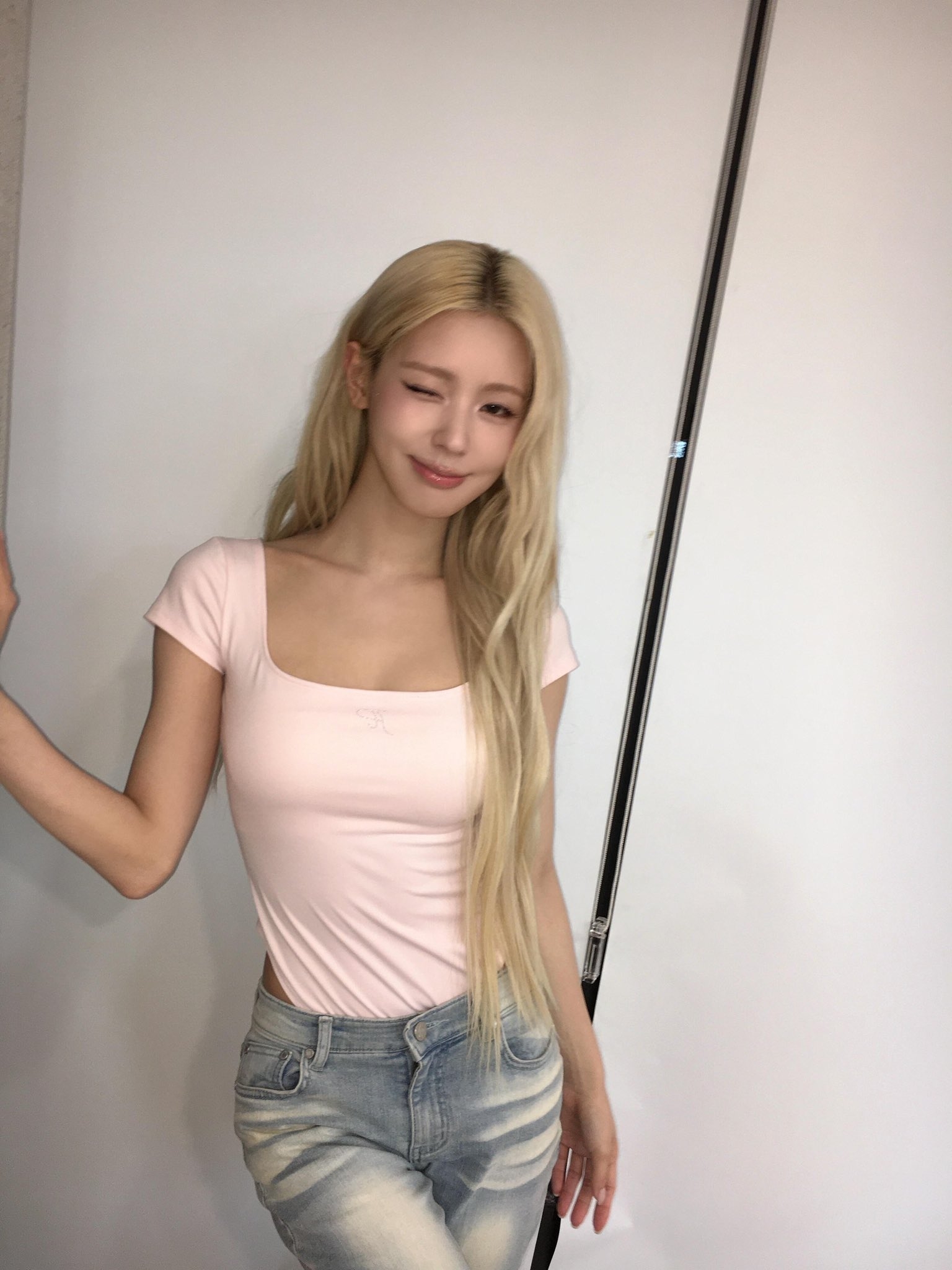 아이들 미연 연분홍색 티셔츠 + 청바지 은근한 윗슴골 노출