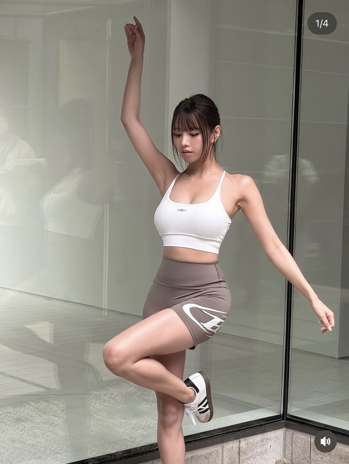 스포츠웨어 입은 나띠 묵직한 가슴골 + 숏레깅스 Y존 골반 몸매