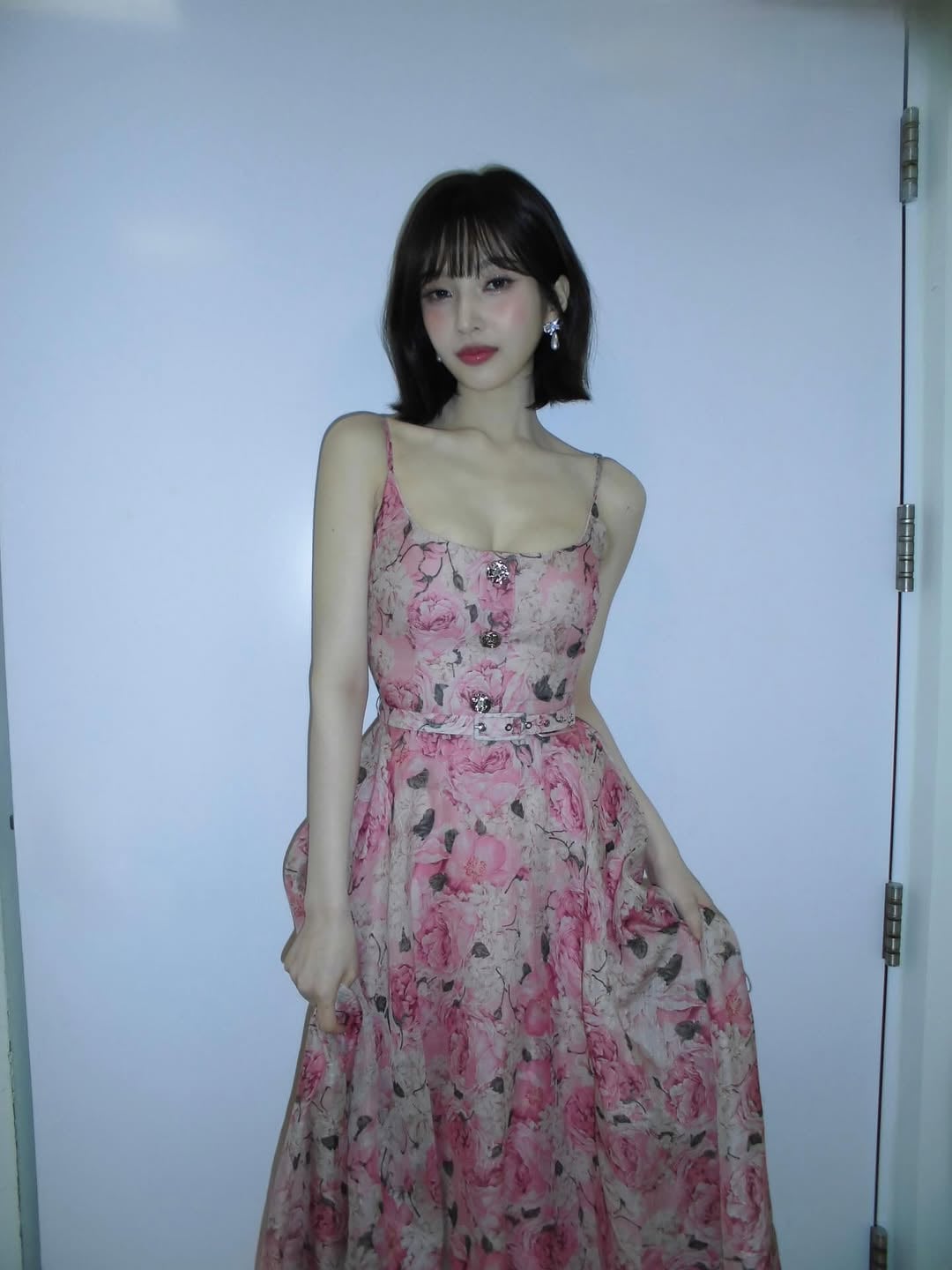 레드벨벳 조이 핑크색 꽃원피스 아찔한 가슴골 노출 - 인스타