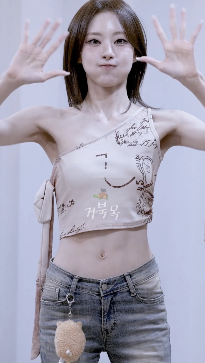 팬들 향해 머리위로 하트하는 빌리 션 원오프숄더 겨드랑이 배꼽