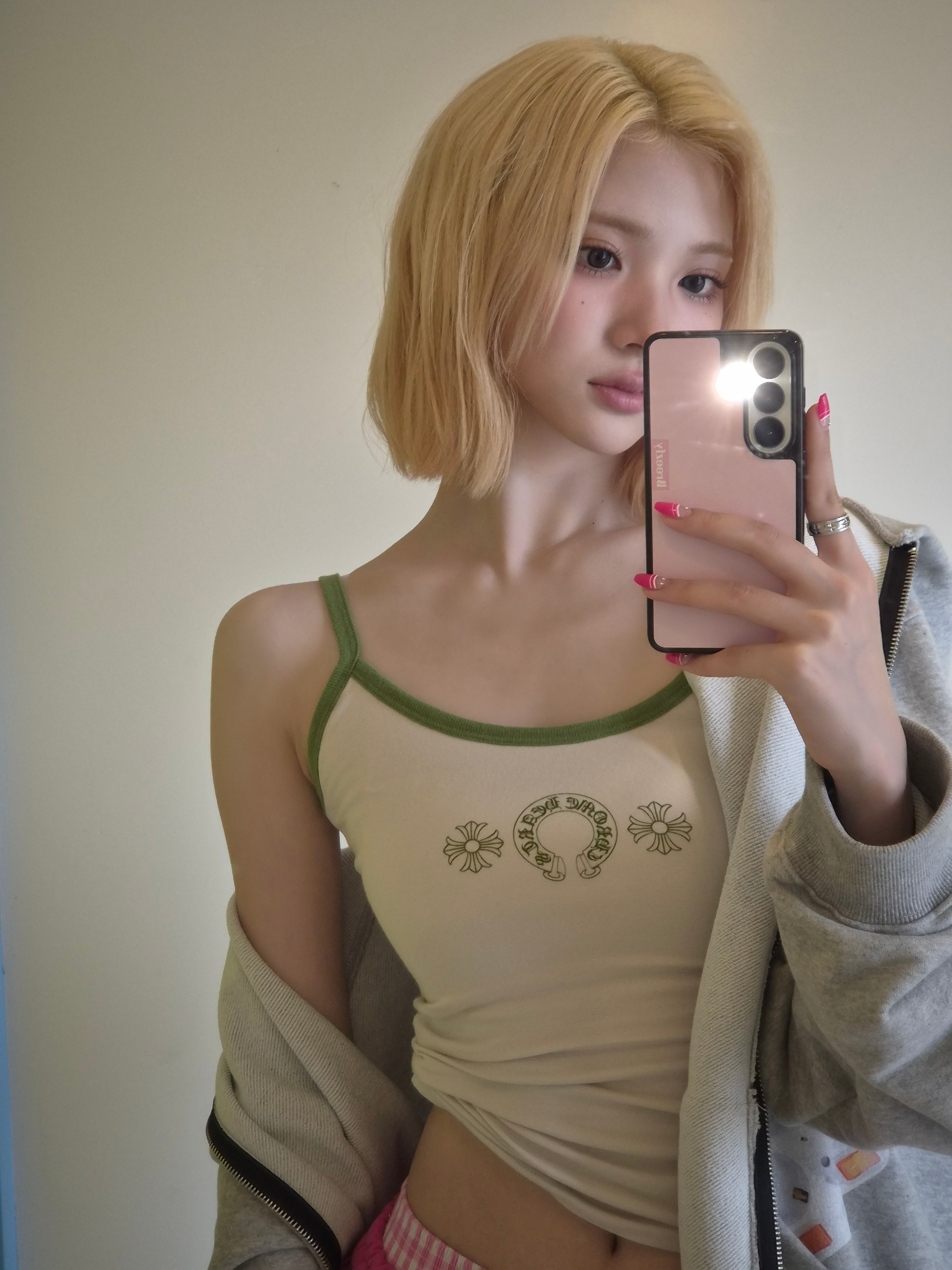 하츠투하츠 지우 연두색 끈나시 잘록한 복부 배꼽-  위버스