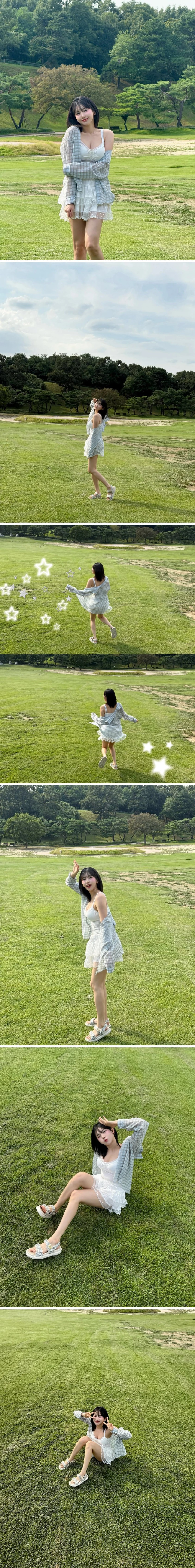 잔디 밭에서 뛰어노는 유치땅 화이트 캐미솔 가슴골