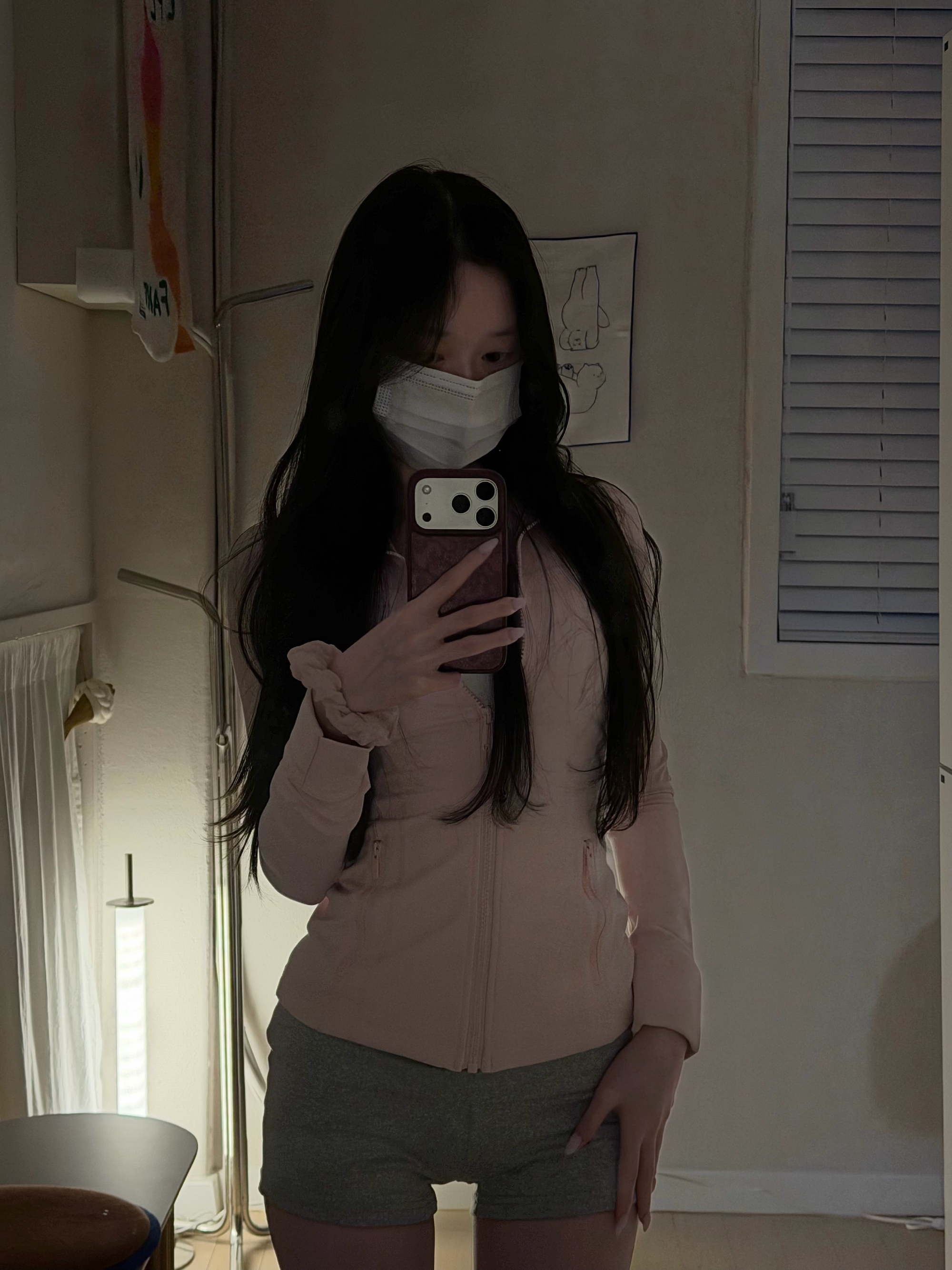 프듀 김도아 인스타 회색 돌핀팬츠 허벅지 사이갭 Y존