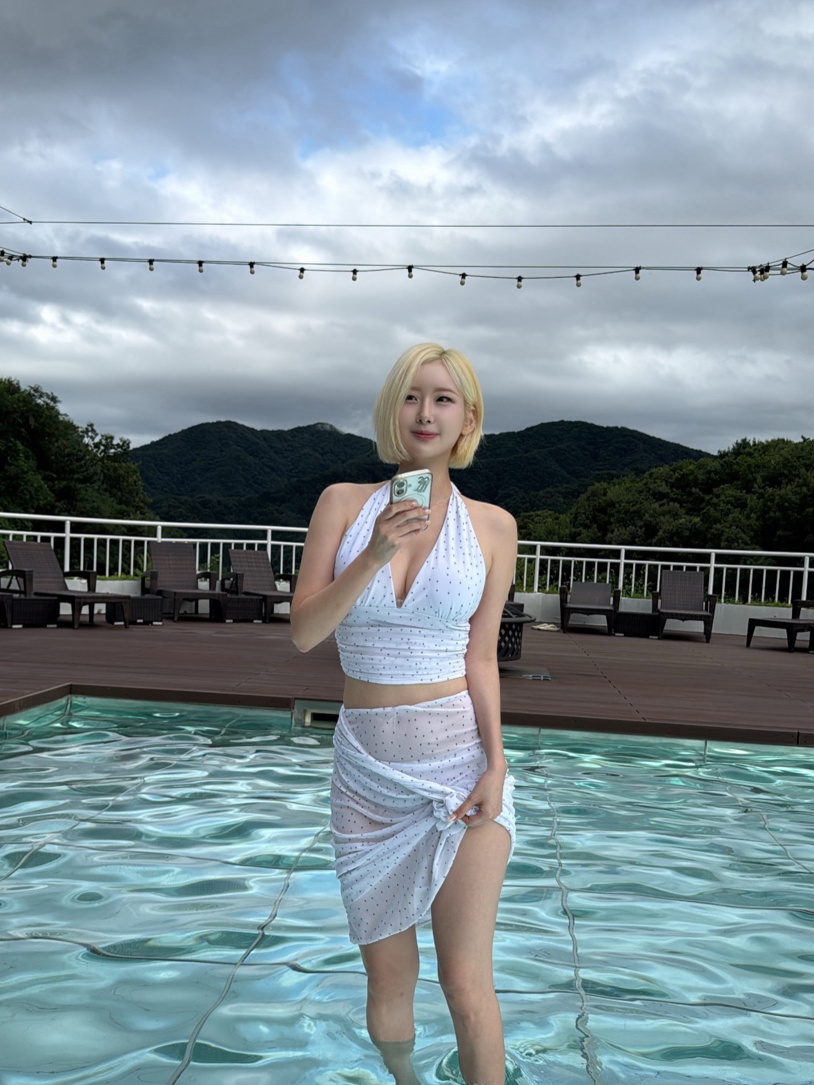 치어리더 서현숙 수영장 화이트 시스루 땡땡이 비키니 몸매